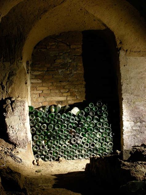 Dettaglio di una nicchia con bottiglie in un'enoteca