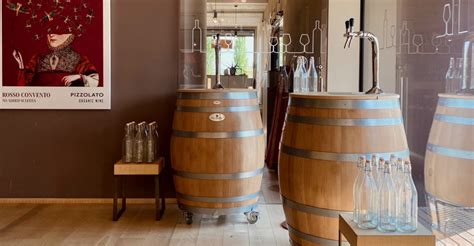 Bottiglie di vino sfuso con rubinetti