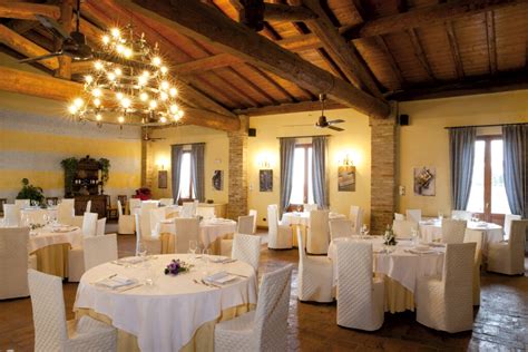 Interno di un'enoteca moderna con tavoli apparecchiati e bottiglie di vino in esposizione