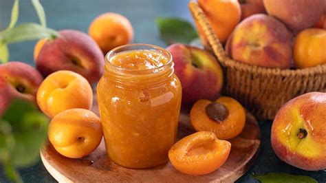 Cesto di pesche gialle e albicocche