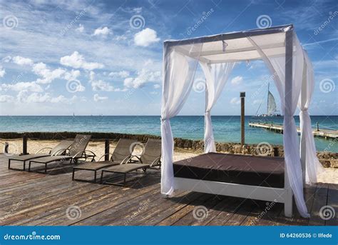 Gazebo di lusso sulla spiaggia con lettini imbottiti e vista mare