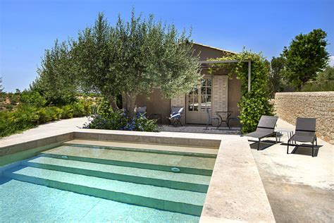 Vista aerea di un complesso con piscina privata, giardino e area giochi