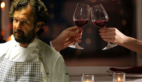 Persona che brinda con un bicchiere di vino