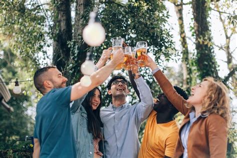 Una festa della birra all'aperto con persone che brindano
