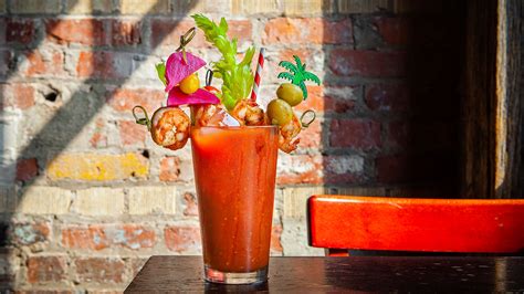 Cocktail elaborato con guarnizioni esotiche