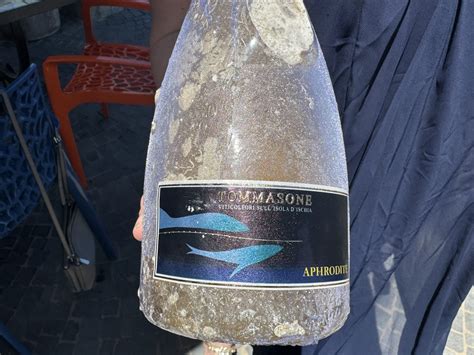 Bottiglie di spumante affinate nelle grotte