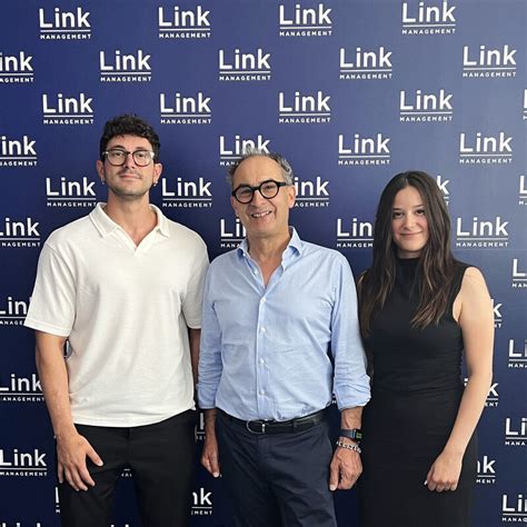 Persone che si incontrano in un locale alla moda a Milano