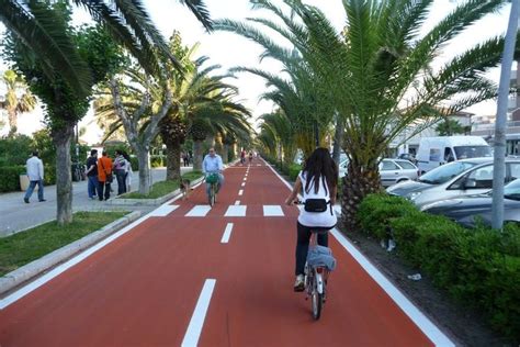 Una pista ciclabile urbana con persone in bicicletta