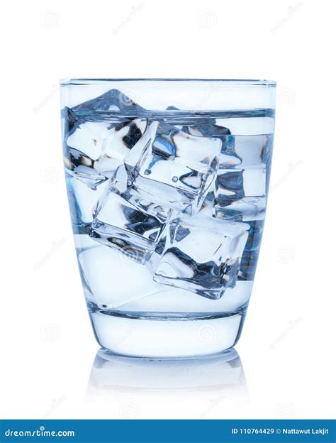 Elegante bicchiere da highball con cubetti di ghiaccio