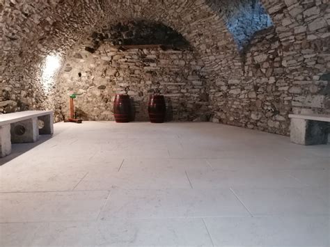 Interno di una cantina con pavimento in cemento decorativo