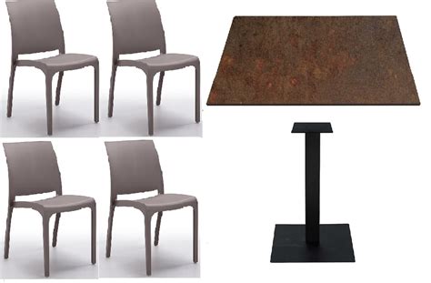 Bistrot veneziano con tavoli intimi e cucina a vista