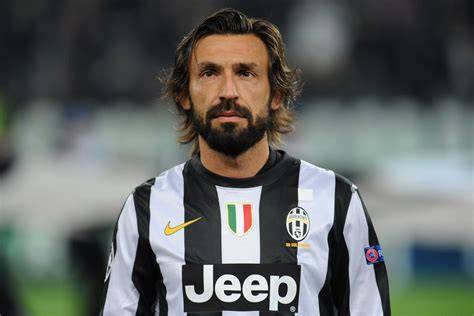 Andrea Pirlo con una bottiglia di vino