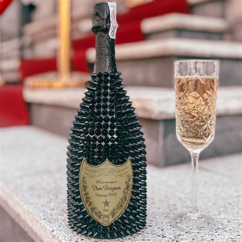 Tappi di champagne di varie marche, con un tappo Dom Pérignon in evidenza