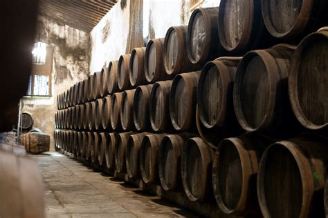 Interno di una bodega storica con botti di Sherry