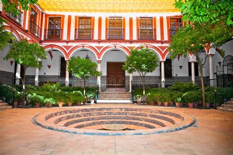 Archi moreschi e colonne in un cortile andaluso