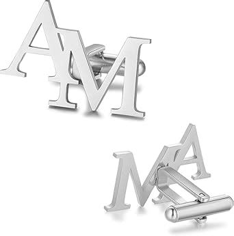 Primo piano di gemelli da camicia personalizzati con iniziali