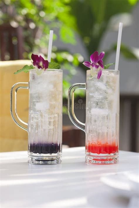 Bicchiere alto riempito di ghiaccio a cubetti e soda