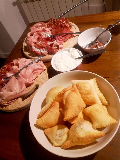 Piatto di salumi piacentini con torta fritta