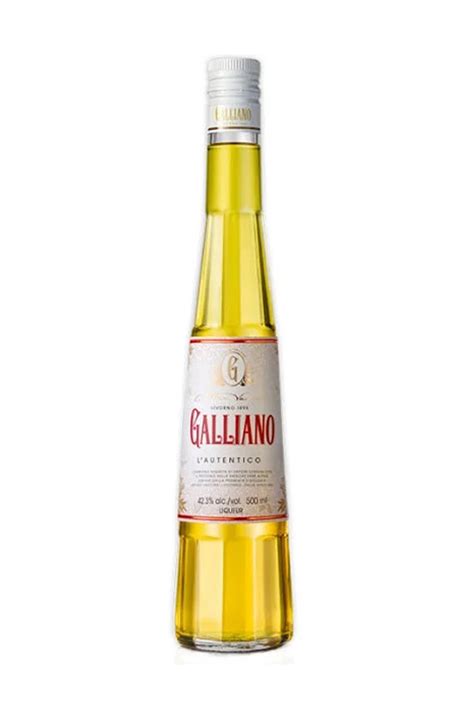 bottiglia di liquore Galliano su sfondo scuro