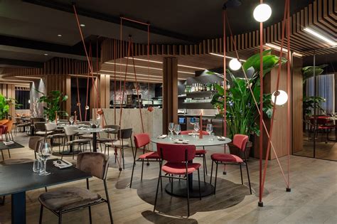 Immagine di un ristorante moderno con personale di sala