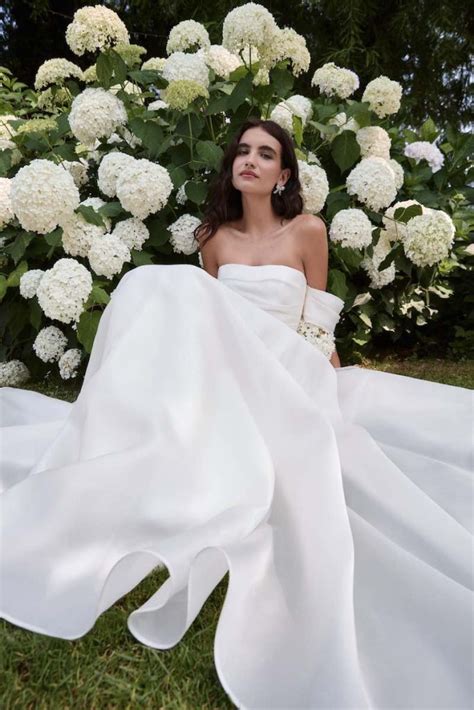 Modella in abito da sposa romantico