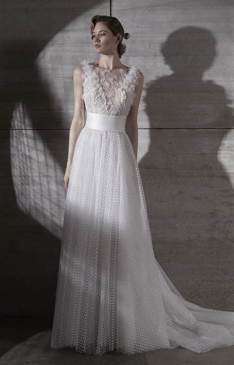 Dettaglio ricamo su abito da sposa