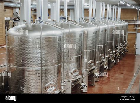 Serbatoio in acciaio inox in una cantina moderna