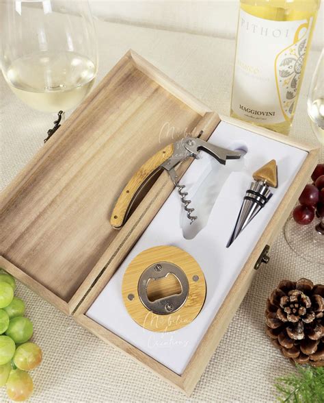 Set da vino in legno con cavatappi e accessori
