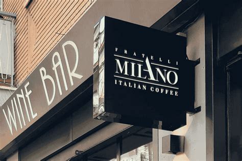 Ingresso di un locale con insegna luminosa e persone che entrano