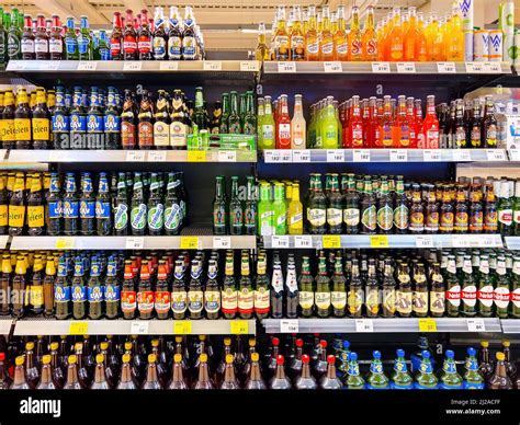 Scaffali pieni di bottiglie di birra artigianale di varie marche e colori