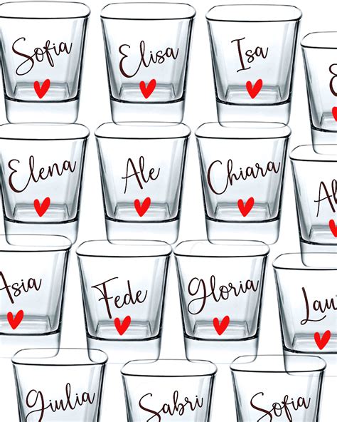 Esempi di bicchieri da cocktail personalizzati con loghi aziendali