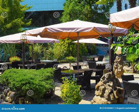 caffè bar con tavoli all'aperto