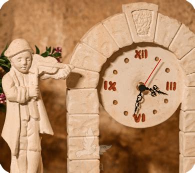 Dettaglio di una scultura in pietra leccese con figure grottesche