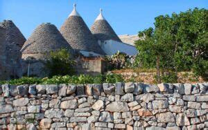 Muretti a secco e trulli pugliesi