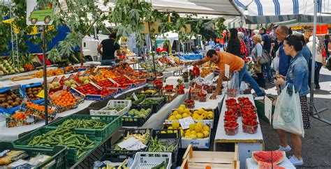Mercato alimentare irlandese con prodotti freschi