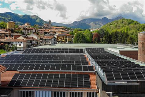 Pannelli fotovoltaici su un edificio rurale