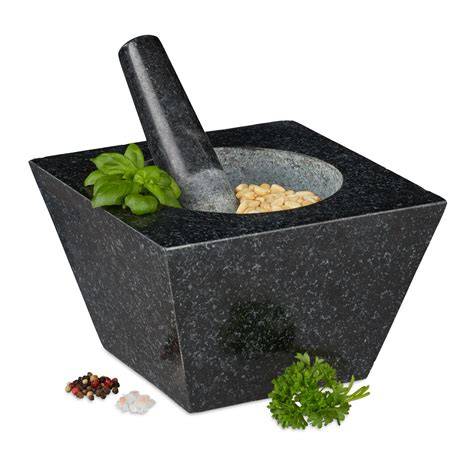 Mortaio con ingredienti per mojo picón