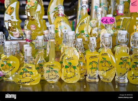 Bottiglie di limoncello in miniatura disposte elegantemente