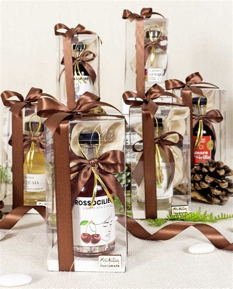 Confezione di bomboniera con bottiglietta di limoncello, confetti e bigliettino personalizzato