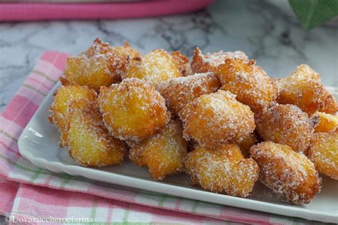 piatto di frittelle di riso con zucchero a velo