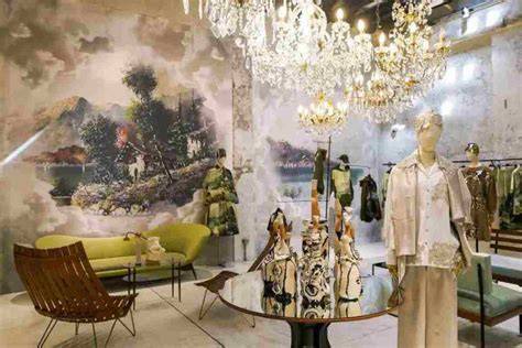 Interno di un'enoteca alla moda