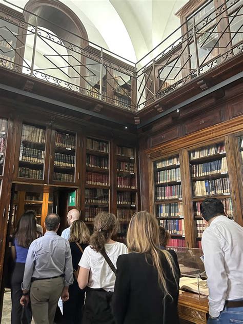 un evento di degustazione speciale in una biblioteca storica