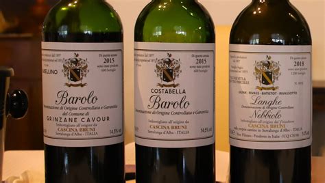 Bottiglie di Barolo, Barbaresco e Langhe Nebbiolo affiancate