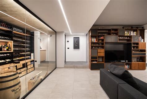 Interni moderni di una cantina con opere d'arte