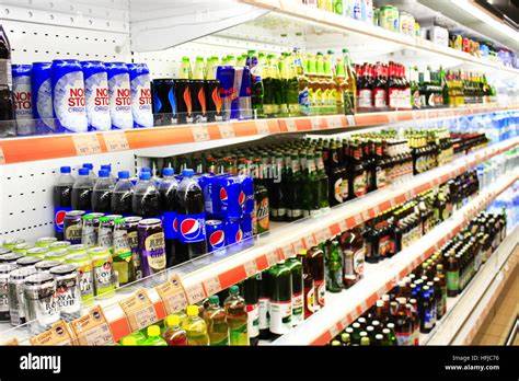 Scaffali di supermercato con diverse bibite