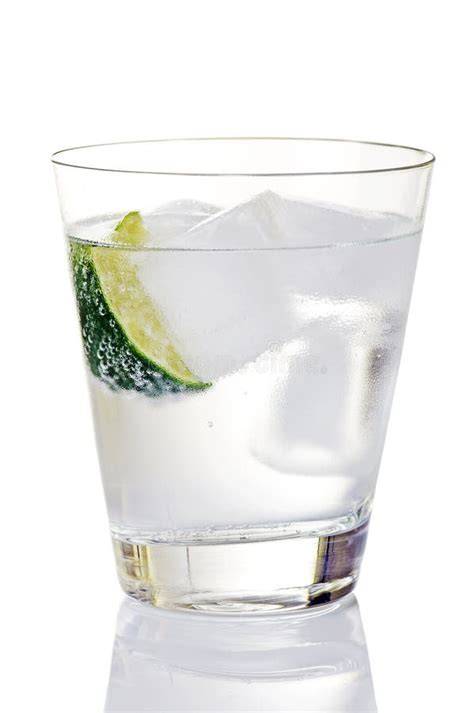 Bicchiere di soda con ghiaccio e una fetta di lime