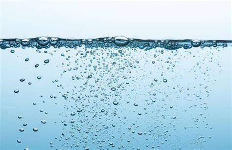 Fonte d'acqua naturale con bollicine