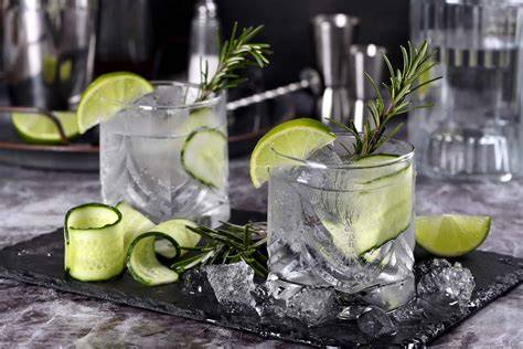Cocktail Gin Tonic con guarnizione di lime e rosmarino