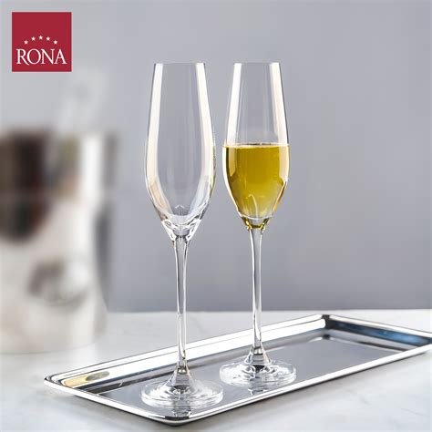 Confronto tra flûte e bicchiere da vino per Champagne