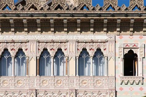 Dettaglio architettonico in stile moresco di Villa Crespi